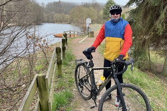 Saisonstart in Lichtenau: Fähre „Anna“ bringt Besucher wieder über die Zschopau - Sven Bahnert aus Chemnitz auf seiner sonntäglichen Radrunde an der Zschopau vor der Fähre „Anna" in Krumbach.