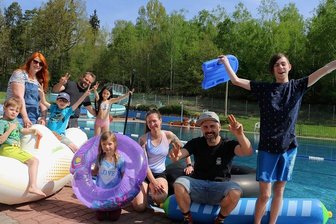 Saisonstart in Rodau: Waldbad stellt sich auf einen heißen Sommer ein - Nicole Hoffmeyer, Daniel Lehnert, Tina und André Schatz (von links) mit den Kindern Charly, Johnny, Mia, Luise und Damian. 