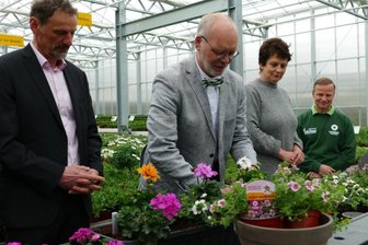 Saisonstart mit Herausforderungen - Symbolischer Akt: Drebachs Bürgermeister Jens Haustein, Falk Hohmann vom Landesamt für Umwelt, Ute Franke vom Gartenbauverband und Jan Gärtner (v. l.) setzen die ersten Pflanzen der neuen Saison ein. 