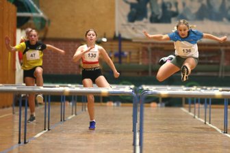 Saisonstart unter dem Hallendach: Leichtathleten mit ersten Erfolgserlebnissen - Hürdensprint auf Parkettboden: Maya Fischer vom TSV Medizin Wechselburg wurde in der Altersklasse W 12 nicht nur hier über 60 Meter Hürden Kreismeisterin, sondern auch im Fünfersprung. Giulia Pfitzner (Nr. 130) wurde über die Hürden Dritte und gewann über 600 m.