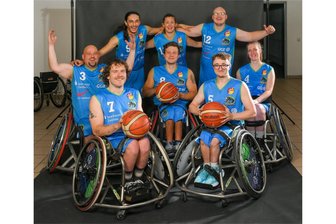 Saisonvorbereitung bei RB Zwickau: Die Rollenden Biester beschnuppern sich - Der Schnappschuss vom Fotoshooting lässt es erahnen. Die Stimmung im Team von Spielertrainerin Marianne Buso (hinten Mitte) ist gut.