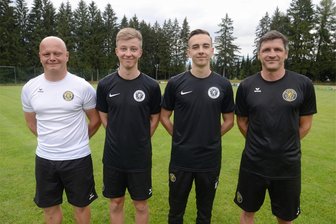 Saisonvorbereitung beim VfB Auerbach II: Kein Grund für Nervosität - Sie verstärken Auerbachs Landesklasse-Team: Co-Trainer Stefan Kress (von links) mit den Neuzugängen der A-Junioren Joel Herberger und Johnny Dölling neben Trainer Steve Gorschinek. Es fehlt Matteo Zschiesche.
