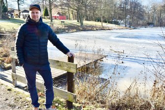 Saisonvorbereitung, Stiftung, Kooperation, Namensgebung: Vier gute Nachrichten aus Mittelsachsen - Betreiber Frank Buschbeck am zugefrorenen See in Niederwiesa.