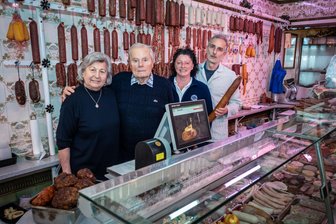 Salami und Wiegebraten sind der Renner: Fleischerei in Hainichen gibt es seit 60 Jahren - Die Fleischerei Scheffler mit Erika Scheffler und Fleischermeister Willy Scheffler, Verkäuferin Melanie Walker und Fleischermeister Tino Scheffler (v.l.).