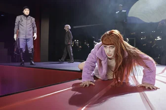 „Salome“-Theaterpremiere in Plauen: Das verstörende Seelenporträt einer jungen Frau - Eine Szene aus „Salome“ mit Wonjong Lee, Joanna Jaworowska und Małgorzata Pawłowska.