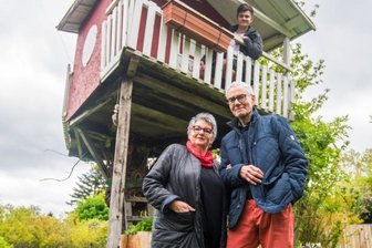 Salomos Kapitänskajüte am Kirschbaumstamm - Siegfried und Birgit Müller im Garten ihrer Tochter in Aue. Dort hat der Großvater vor zwölf Jahren das Baumhaus für seinen Enkel Salomo gebaut. Der heute 16-Jährige (hinten) passt kaum noch unters Dach.