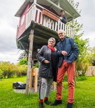 Salomos Kapitänskajüte am Kirschbaumstamm - Siegfried und Birgit Müller im Garten ihrer Tochter in Aue. Dort hat der Großvater vor zwölf Jahren das Baumhaus für seinen Enkel Salomo gebaut. Der heute 16-Jährige (hinten) passt kaum noch unters Dach.