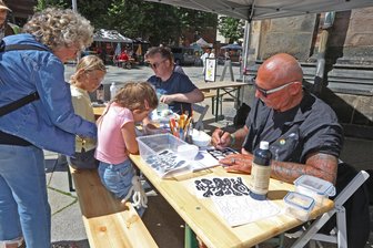 Salsa, Improvisation und T-Shirt-Streifen: So lief das Viele-Wege-Festival in Zwickau - Einer der vielen Akteure auf dem Festival: der Zwickauer Künstler Tino Helbig (re.).