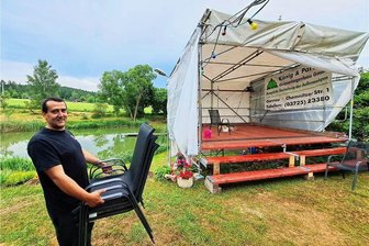 Salsaparty an der Laguna Gonzalez: Lateinamerika inspiriert das Erzgebirge - Mit seinen Helfern hat Marcel Gonzalez die Bühne vor der Lagune aufgebaut. Auch Stühle werden schon gestellt.