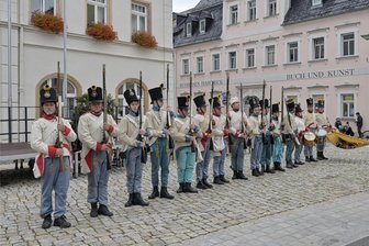 Salutschießen und Ehrenparade auf dem Schneeberger Marktplatz: Was ist da los? - Auf dem Marktplatz in Schneeberg hat es am Freitag eine Ehrenparade gegeben.