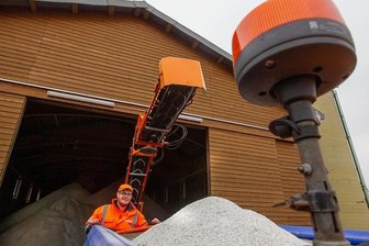 Salzlager für Winterdienst im Vogtland gut gefüllt - Sebastian Heinz beim Befüllen des Winterdienstfahrzeugs.