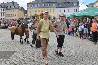 Salzmarkt Lößnitz lockt tausende Besucher ins Erzgebirge - Vereine gestalten Salzzug als ersten Höhepunkt - Oskar Sittig (links) absolvierte die drei Kilometer lange Wegstrecke barfuß, wie auch sein Bruder Tobias. Beide gehören zum Geflügelzüchter- und Heimatverein Alberoda, die im Salzzug das dörfliche Leben von einst darstellten. Mit insgesamt 50 Teilnehmern stellte dieser Verein die größte Gruppe.
