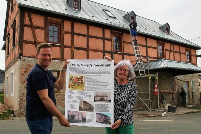 Salzquellen sind der Ursprung der Orte - Sandro Klemeth vom Feuerwehrverein und Martina Röber stehen mit dem Ausstellungsplakat zur alten Schmiede vor dem Gebäude, welches der Eigentümer zurzeit sanieren lässt.