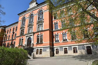 Salzsäure-Unfall im Vogtland: Oelsnitzer Gymnasium evakuiert - Das Oelsnitzer Julius-Mosen-Gymnasium ist am Freitagmittag wegen eines Salzsäure-Unfalls evakuiert worden.