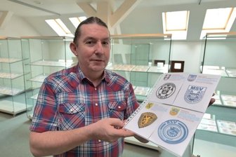 Sammelleidenschaft für gestickte Vereinsembleme - Die neue Ausstellung im Stickereimuseum Eibenstock wird von Torsten Mäder gestaltet. 