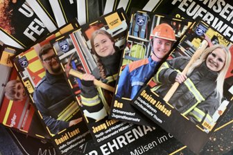 Sammeln wie bei Panini: Mülsener Feuerwehrleute werden zu Sticker-Stars - Etwa 150 Mülsener Feuerwehrleute haben sich für das Sammelalbum ablichten lassen.