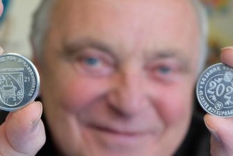 Sammler zwischen Freude und Tränen - Zwei neue Medaillen, die Vorsitzender Lothar Pfüller zeigt, hat der Numismatische Verein Stollberg dieses Jahr geprägt: Die Absolventenmedaille für die Landesfachklasse für Straßenwärter 2021 (links) und die Jubiläumsmedaille des Numismatischen Vereins anlässlich 55 Jahre Vereinsarbeit. 