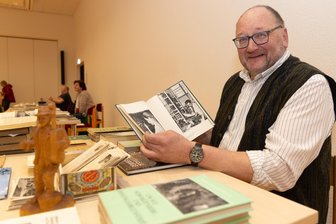 Sammlerbörse im Erzgebirge lockt Besucher an - Gerd Epperlein aus Aue präsentierte den Sammlern Liederkarten, Bücher und Kalender.