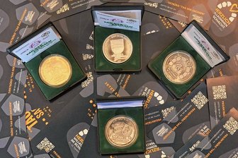 Sammlergold: Aue-Bad Schlema hat als erster Gastgeber zwei Medaillen für Tag der Sachsen - Die Sachsentag-Medaillen. Oben von links nach rechts: Bronze, Kaiserzinn, Feinsilber. Unten: eine Medaille für den Sachsentag 2020 mit anderer Rückseite. Alle Exemplare haben einen Durchmesser von 40 Millimeter