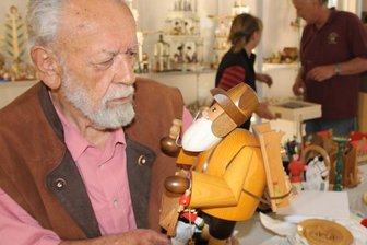 Sammlung des ehemaligen Bunten Holzes findet neues Zuhause - Karl Trumpold hat rund 15.000 Räuchermänner, Nussknacker und Engel gesammelt.