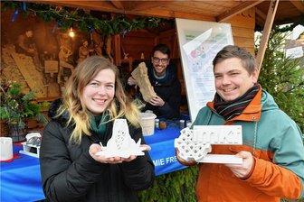 SAMSax auf Freiberger Christmarkt: wie aus "Abfall" etwas Neues wird - Der Stand von SAMSax zeigt bisher erstelle Bauteile. Er wird von Adelina Heinz (TU Chemnitz), Leif Micke (TU Freiberg) und Dominik Dürigen (TU Dresden) betreut.