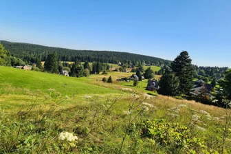 Samstag: Klingenthaler Wanderung startet erstmals in Mühlleithen - Blick auf Mühlleithen, am Samstag Start und Ziel der 41. Klingenthaler Wanderung.
