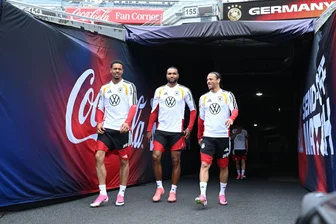 Sané ersetzt verletzten Karl gegen USA - auch Brown beginnt - Leroy Sané (r) steht bei der WM-Generalprobe gegen die USA ebenso in der Startelf wie Felix Nmecha (l) und Jonathan Tah.