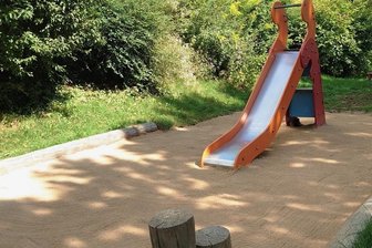Sand nach Nagelattacke auf Reichenbacher Spielplatz ausgetauscht - Auf dem Spielplatz an der Dr.-Otto-Just-Straße wurde der Sand ausgetauscht. 