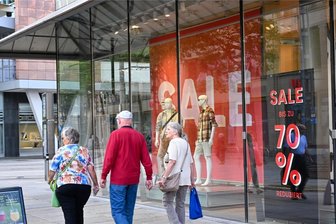 Sandalen, Shirts und Shorts: Hochsaison für Schnäppchenjäger in Chemnitz - Sommerschlussverkauf? Das heißt jetzt kürzer und knackiger Sale, ist aber das gleiche. Der Kaufhof wirbt mit hohen Rabatten und vollen Regalen.