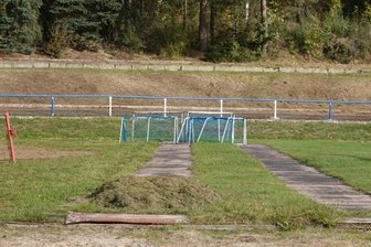 Sandberg-Stadion: Sanierung liegt auf Eis - Ein Teil der Stadionanlagen wirk bereits wie eine Baustelle. Doch die Sanierung der Anlage hat noch nicht begonnen.