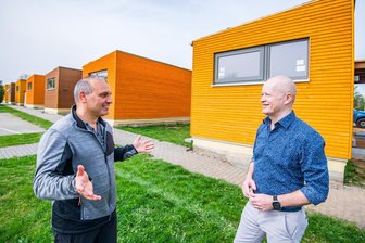 Sanddorn, Mokka, Bernstein: Kinder freuen sich auf neue Bungalows an der Tabakstanne im Erzgebirge - Haben viel zu klären beim Millionenprojekt: André Tjuljumbow, der Leiter der Tabakstanne Thalheim (l.), spricht mit Mathias Hofmann. Der ist Vorstandsvorsitzender der Kindervereinigung Chemnitz, dem Träger der Einrichtung.