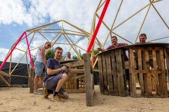 Sandgrube in Oberwiera wird zur Tanzfläche - Nick Oelsch (vorn) und seine Mitstreiter haben wieder ein abwechslungsreiches Festivalgelände vorbereitet. 