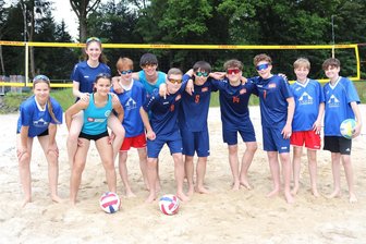 Sandiger Saisonstart im Freibad Erdmannsdorf - Im Bad Erdmannsdorf fand das Regionalfinale im Beachvolleyball statt. Es siegte das Andre- vor dem Gymnasium Frankenberg (dunkelblau).