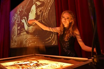 Sandmalerei in Zwickau: Jedes Körnchen erzählt eine Geschichte - Die Kunst von Olga Lysytska ist buchstäblich auf Sand gebaut.