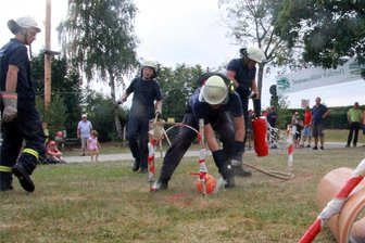 Sandmann besucht die Kinder beim Spritzenfest in Görschnitz - Hauptaufgabe beim Kübelspritzer-Wettbewerb ist es, den Ball mit einem Wasserstrahl über den Parcours zu befördern.