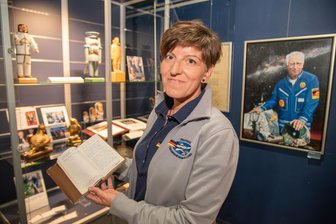 Sandra Heymann und der Kosmonaut: Eine Vogtländerin und ihre besondere Beziehung zu Sigmund Jähn - Sandra Heymann in der Deutschen Raumfahrtausstellung mit dem Baum-Buch von Sigmund Jähn. Hier hat er Geschenke vermerkt.