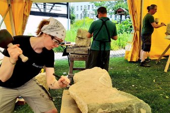 Sandsteinkunst in Mittweida: Jetzt kann man den Künstlern bei der Arbeit zusehen - Am Bildhauersymposium in Mittweida beteiligt sich auch Julia Frainge aus Döbeln.