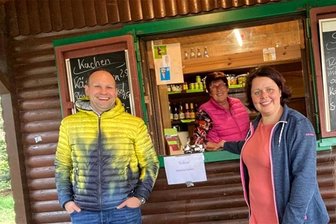 Sandwiches und Kuchen: Turmimbiss in Perlas startet in die neue Saison - Christian und Ria Weller machen den Kiosk am Perlaser Turm startklar für die Saison. Am Karfreitag gehts los.