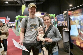 Sanieren statt Neubau: Junge Familien in Westsachsen setzen auf smarte Renovierung - Pascal Möckel (34) und Kristin Müller (42) mit Baby Marlies (fast 1 Jahr) auf der Baufachmesse in der Stadthalle Zwickau.