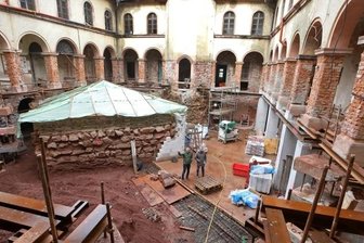 Sanierer finden verborgene Treppe und historischen Schacht - Der Schlosshof war vor Monaten noch eine gigantische Baugrube, in dem die Grundmauern des alten Bergfrieds ausgegraben wurden.
