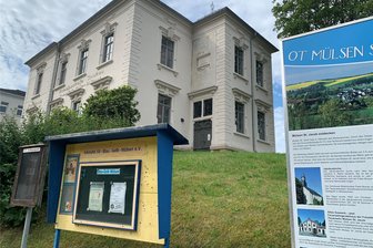 Sanierte Häuser, neuer Spielplatz, neue Parkplätze: Mülsen beendet Sanierung im Jacober Zentrum und fordert Aufhübschbeiträge - Ein Schmuckstück ist die alte Sparkasse geworden, in dem Standesamt und Bibliothek untergekommen sind.