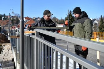Sanierte Muldenbrücke in Lunzenau öffnet bald wieder - Noch ist die Muldenbrücke gesperrt. Aktuell montieren Mitarbeiter der Metallbaufirma Weber aus Drebach Geländer.