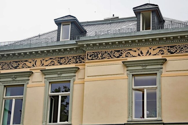 Sanierter Fries verleiht Villa in Werdau wieder Glanz - An den Fassaden der ehemaligen Krügelstein-Villa zur Unteren Holzstraße und zur Bahnhofstraße ist der historische Fries wieder hergestellt.
