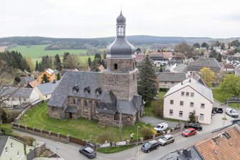 Sanierter Kirchturm im Vogtland erstmals wieder zugänglich: Die schönsten Bilder aus luftiger Höhe - Die Sanierungsarbeiten an der evangelischen Kirche Theuma sind weitgehend beendet.