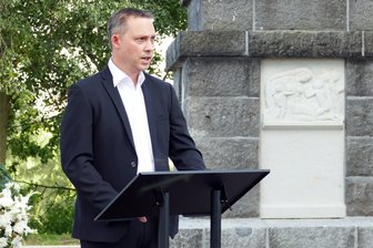 Saniertes Grünhainichener Denkmal erinnert an trauriges Schicksal - Weil Uwe Hänel von der Denkmalgruppe Grünhainichen das Projekt mit ins Rollen brachte, hielt auch er bei der Neu-Weihe des Denkmals eine Rede.