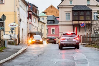 Sanierung angekündigt: Stadtdurchfahrt im Erzgebirge bald für 14 Monate dicht - Die Freiberger Straße in Lengefeld wird saniert. Die Arbeiten starten am 27. April.