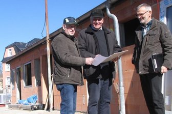 Sanierung auf der Zielgeraden - Regelmäßig halten Vereinschef Hans Marschner, Frank Kalepp vom gleichnamigen Rochlitzer Ingenieurbüro und Planer Peter Petersen (v. l.) die Fortschritte am Bau fest. 