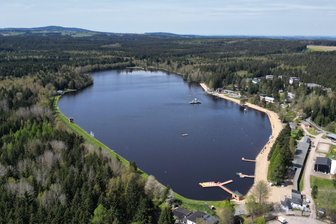 Sanierung auf Eis: Weiterhin PFAS-Kontamination im Filzbach - Der Schneeberger Filzteich bezieht sein Wasser aus dem belasteten Filzbach. Solange Badende das Wasser nicht trinken, geben Landkreisbehörden indes Entwarnung.
