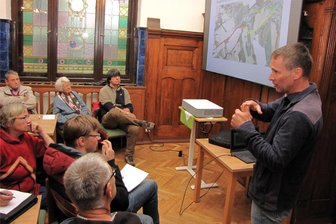 Sanierung B 175: Geringswalder besorgt um Erreichbarkeit der Dörfer - Reif-Bauleiter Alexander Krusch erläutert Bewohnern von Aitzendorf und Dittmannsdorf den Ablauf der Sanierung der Bundesstraße 175.