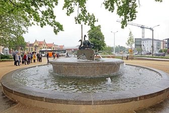 Sanierung beendet: Der Schwanenbrunnen sprudelt wieder - Der Schwanenbrunnen in Zwickau sprudelt wieder.
